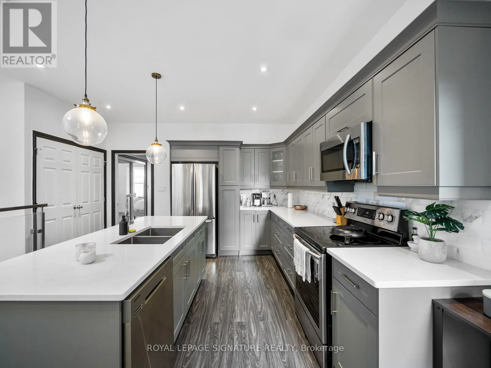 3RD LVL - 2243 DUNDAS STREET W