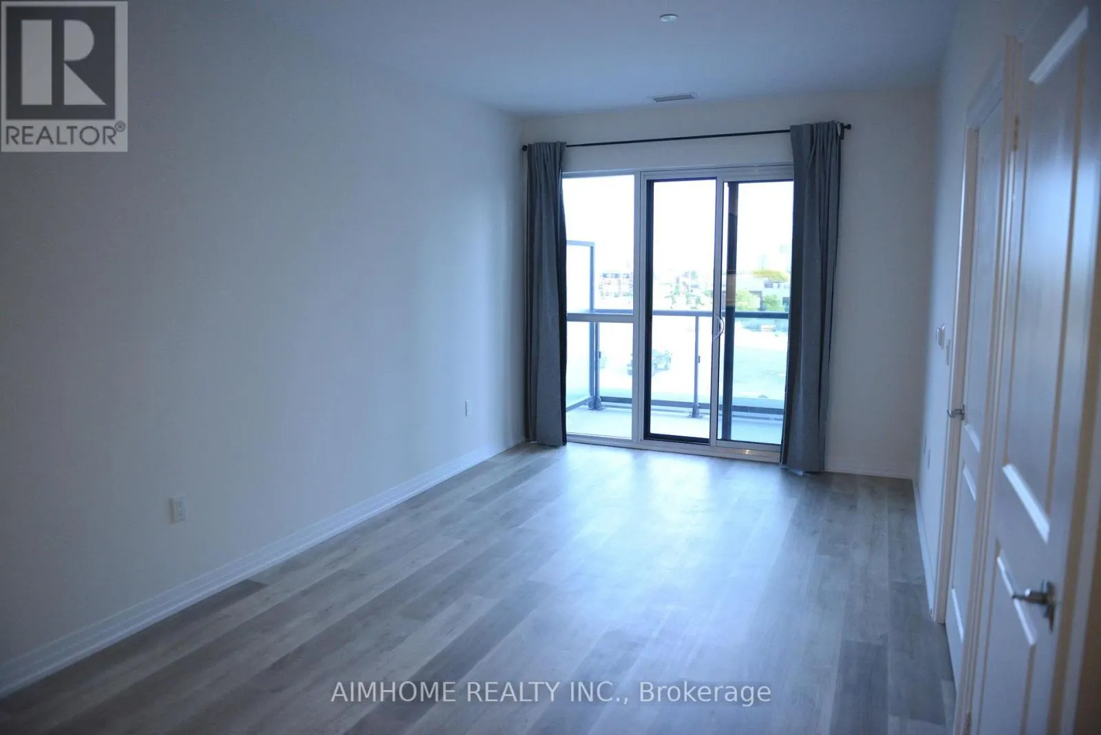 206 - 15 WATERGARDEN DRIVE