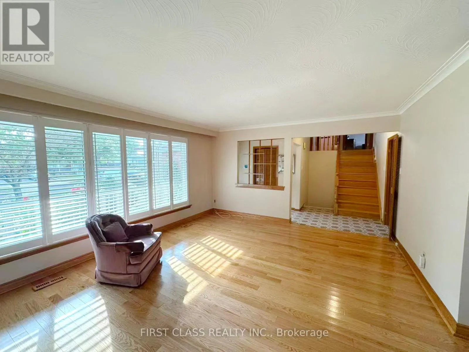 UPPER UNIT - 3277 CARDROSS ROAD