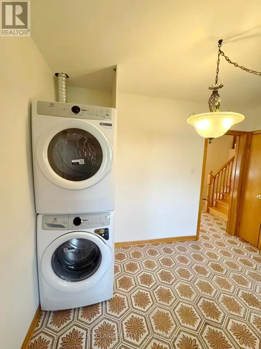 UPPER UNIT - 3277 CARDROSS ROAD