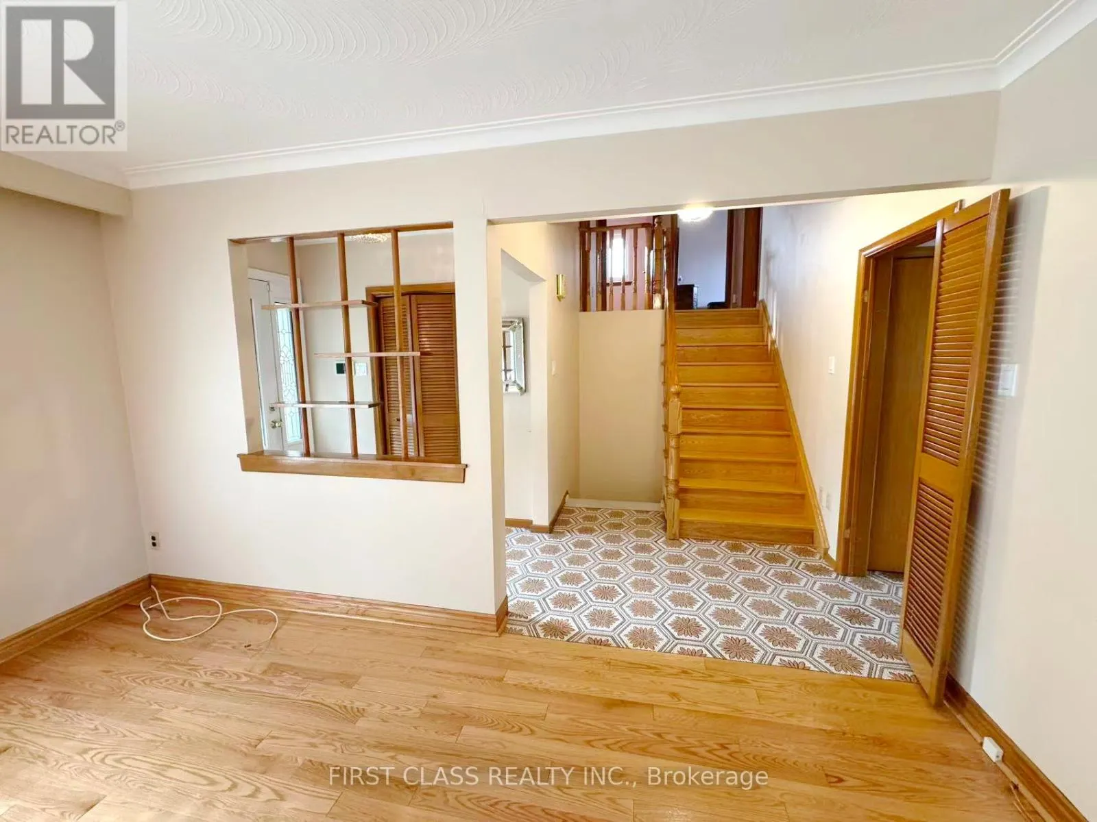 UPPER UNIT - 3277 CARDROSS ROAD