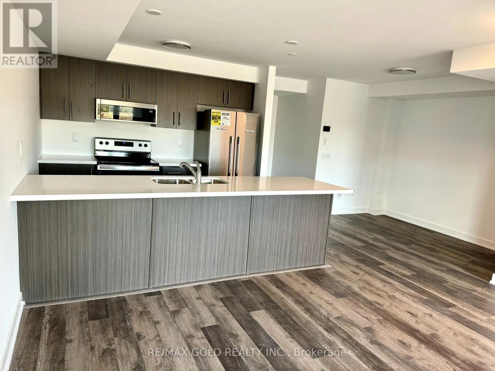 9 - 155 VETERANS DRIVE N