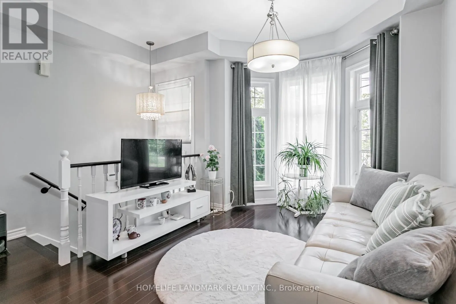 523B ROYAL YORK ROAD
