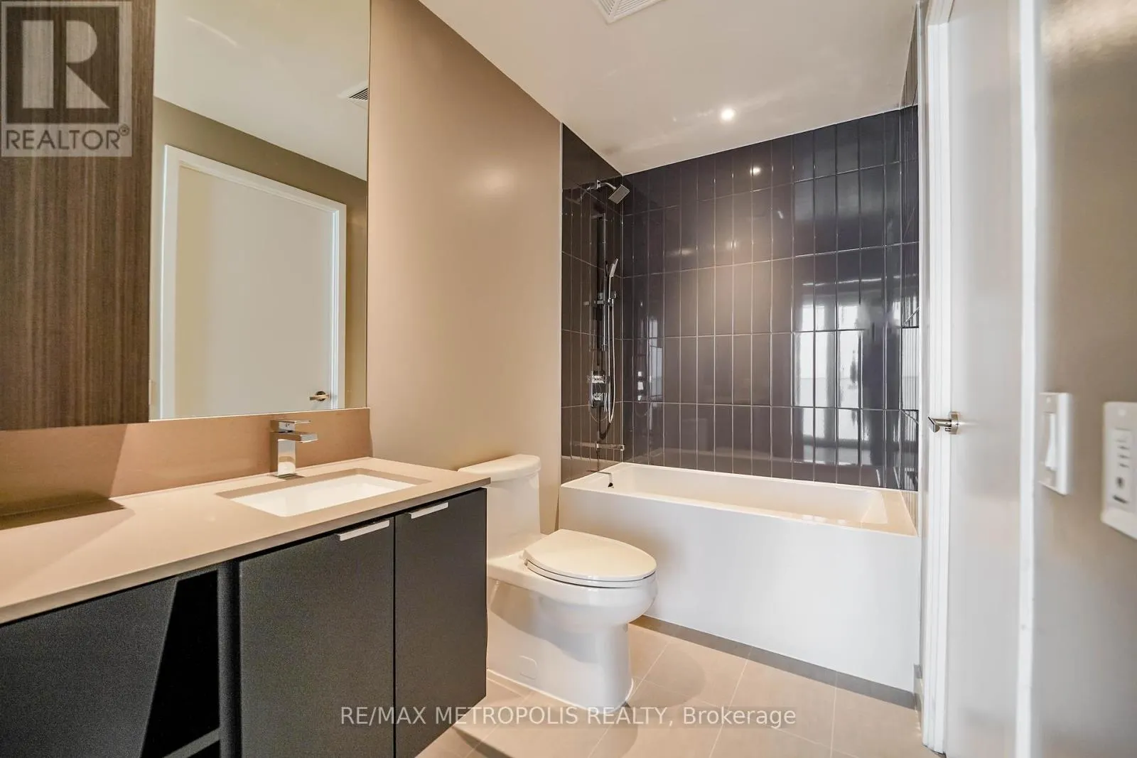 3206 - 3883 QUARTZ ROAD