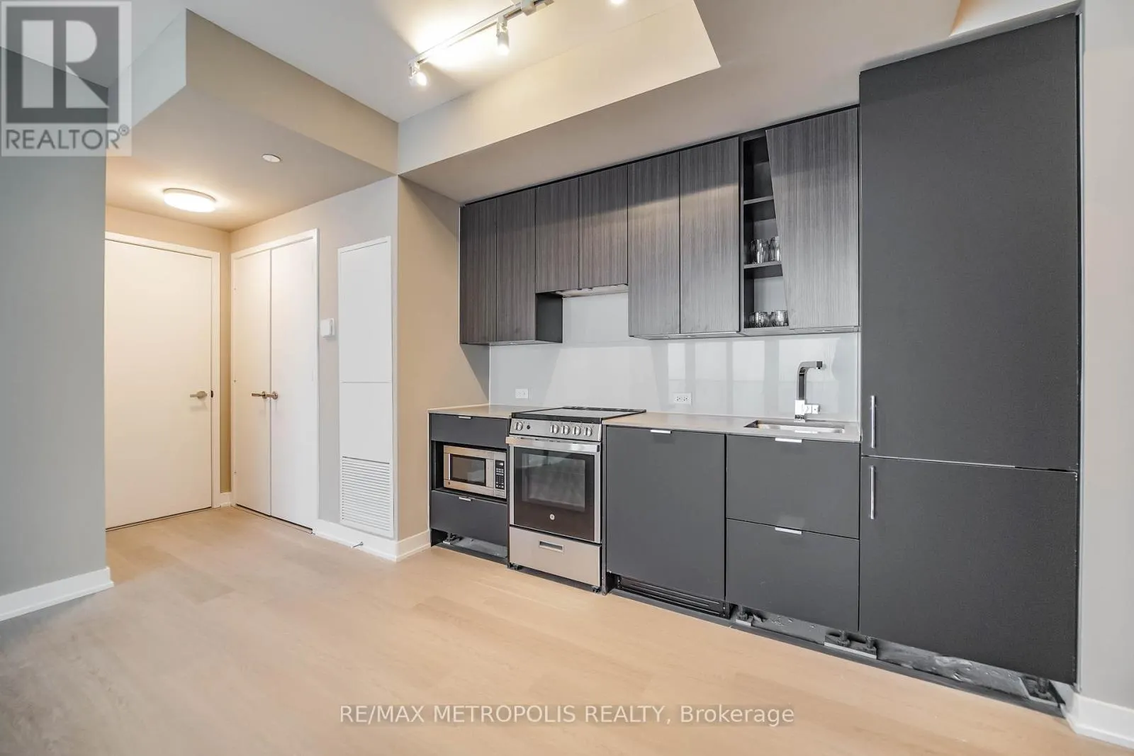 3206 - 3883 QUARTZ ROAD