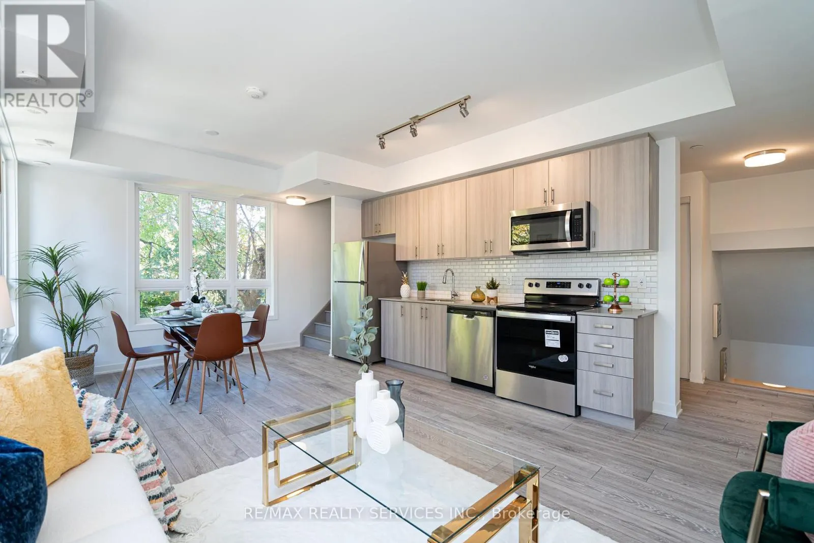 16 - 4017 HICKORY DRIVE