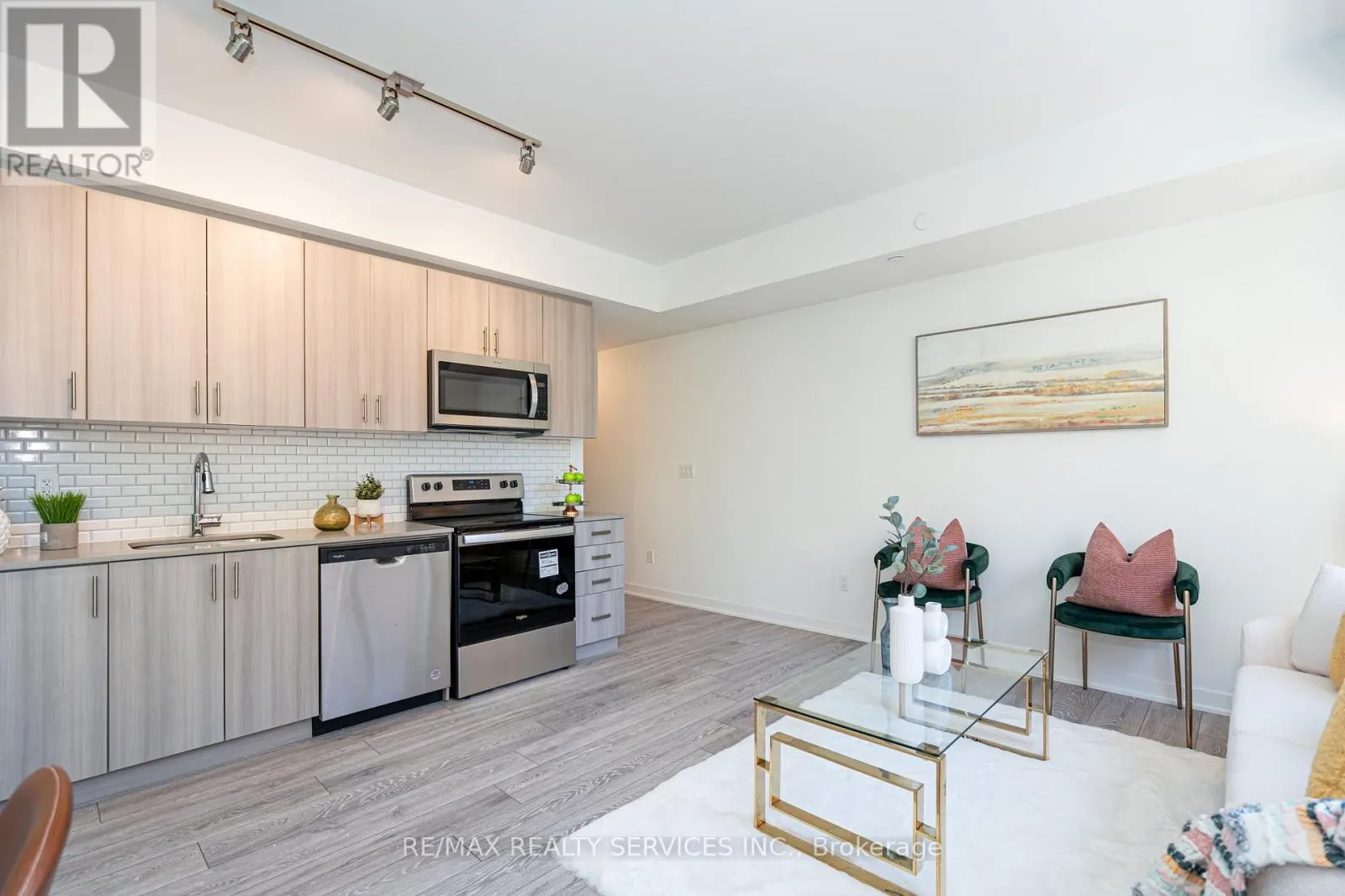 16 - 4017 HICKORY DRIVE