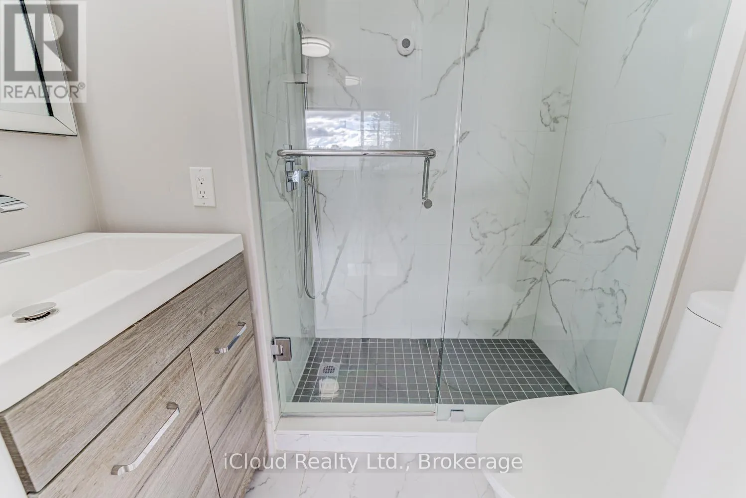 22 DECARIE CIRCLE