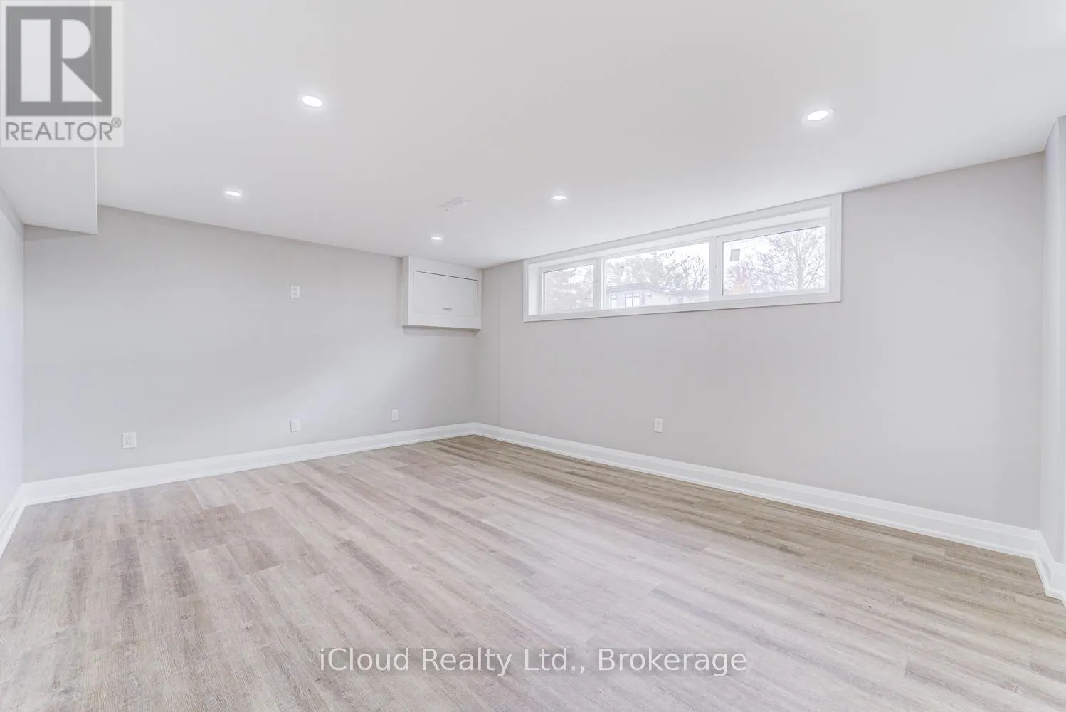 22 DECARIE CIRCLE