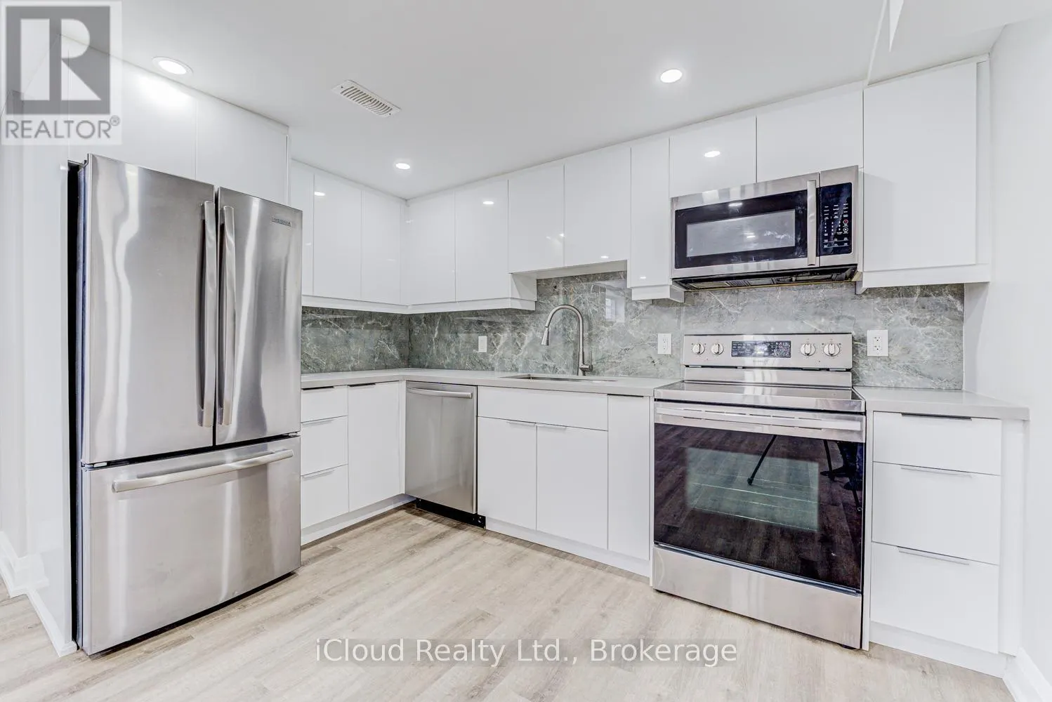 22 DECARIE CIRCLE