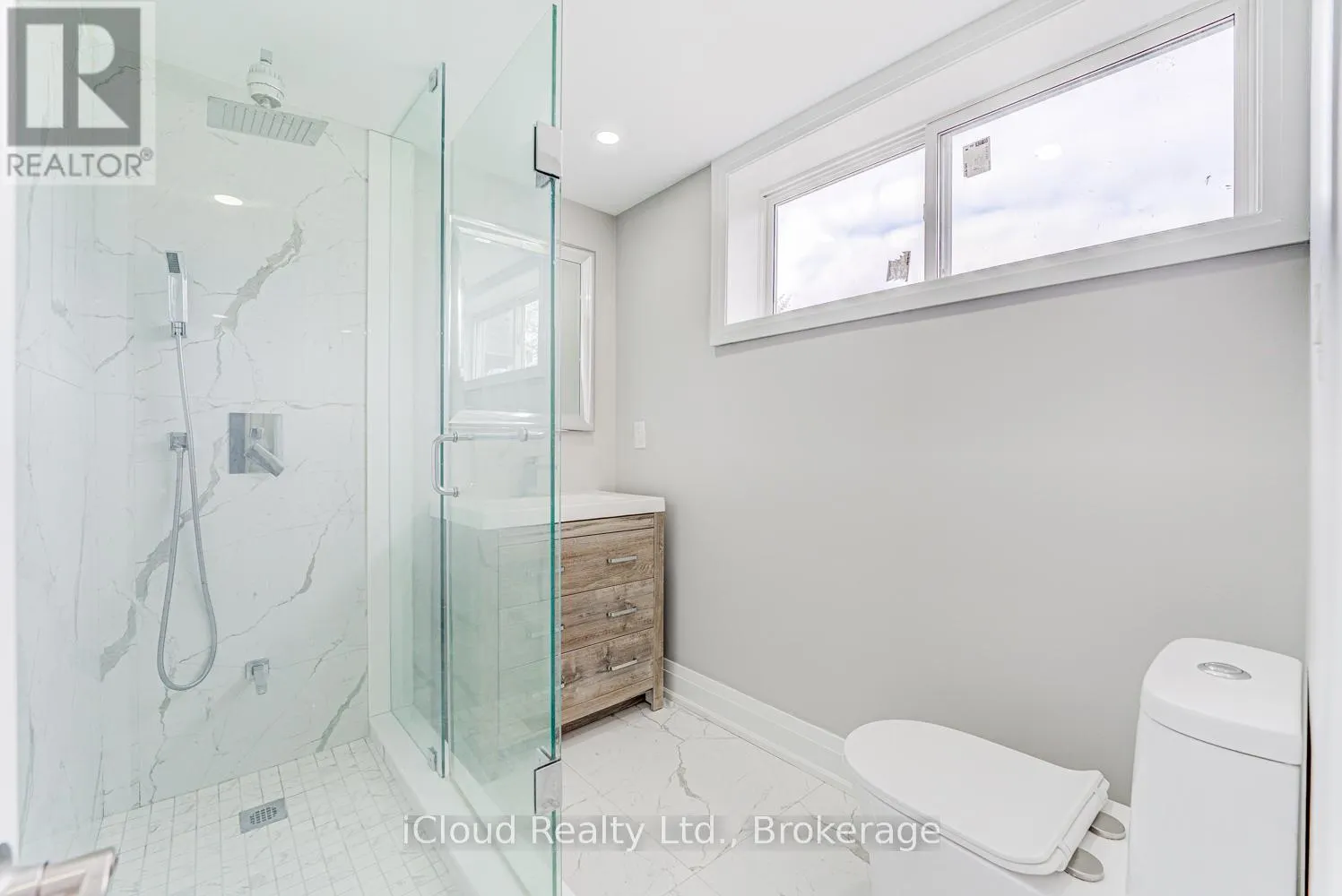 22 DECARIE CIRCLE
