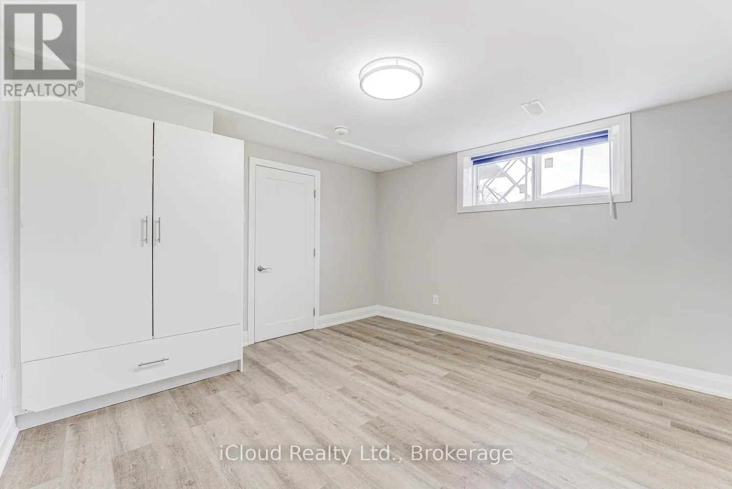 22 DECARIE CIRCLE