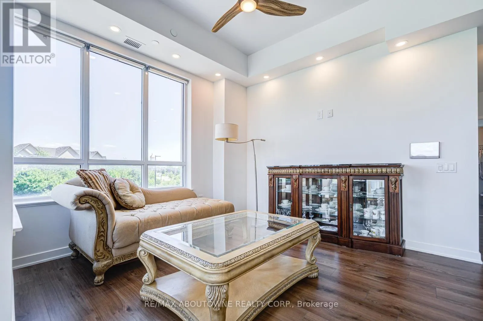 234 - 395 DUNDAS STREET W