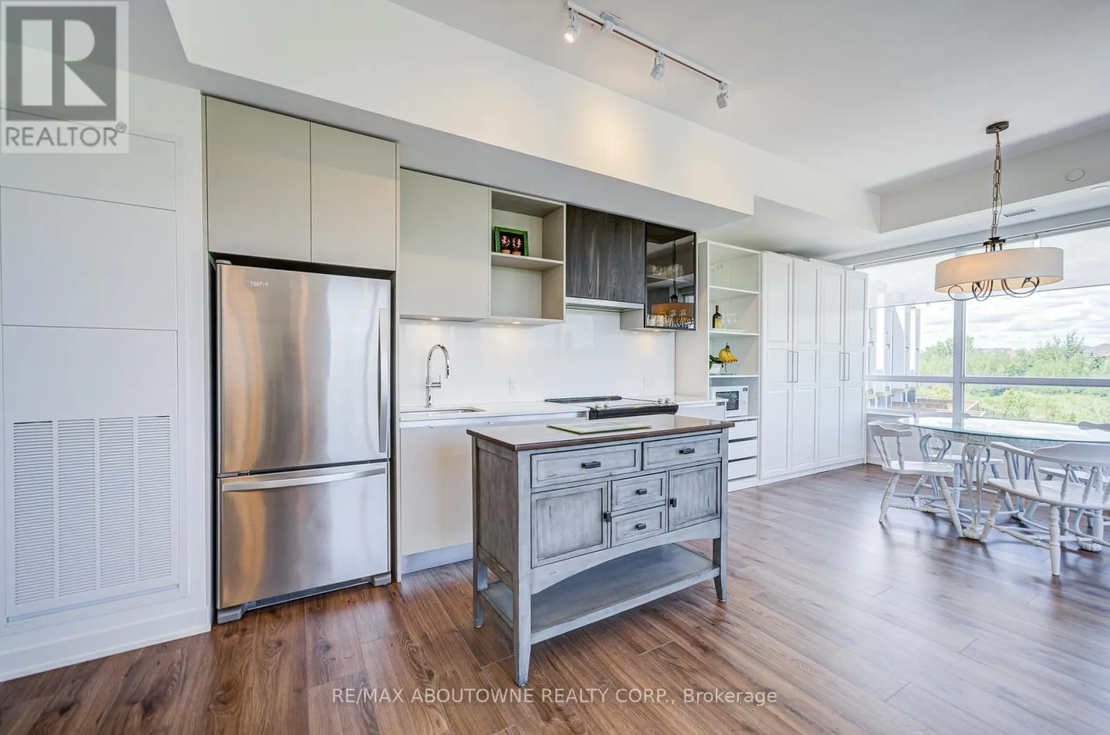 234 - 395 DUNDAS STREET W