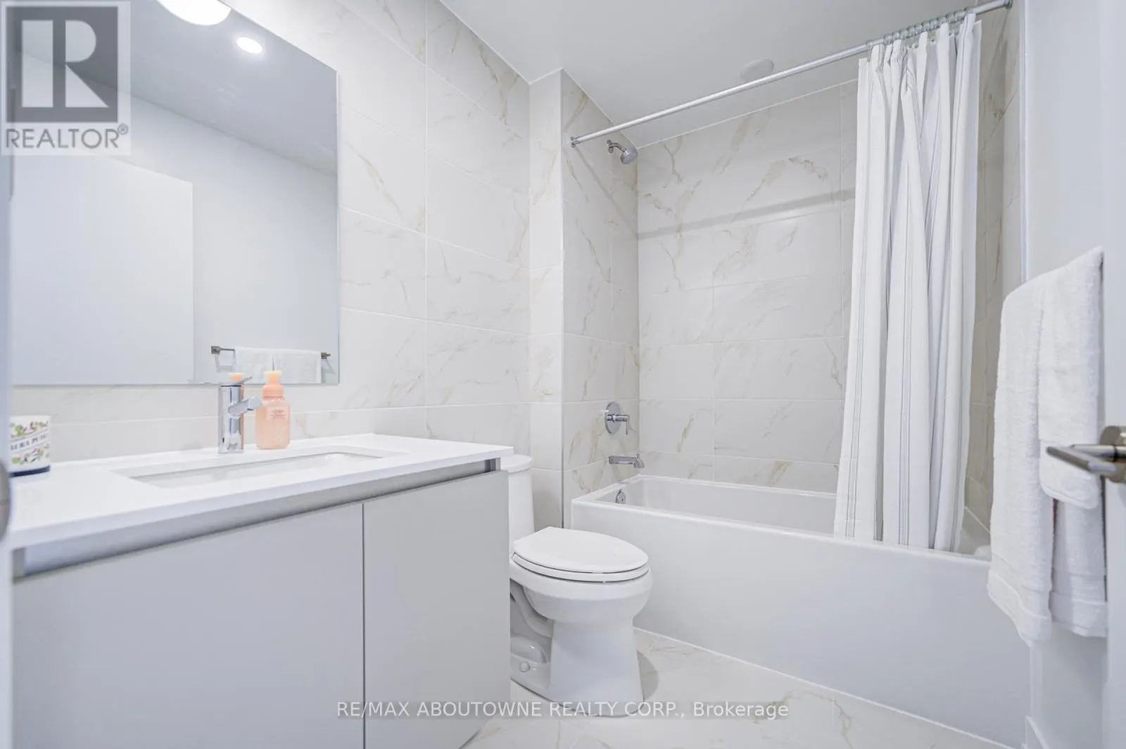 234 - 395 DUNDAS STREET W