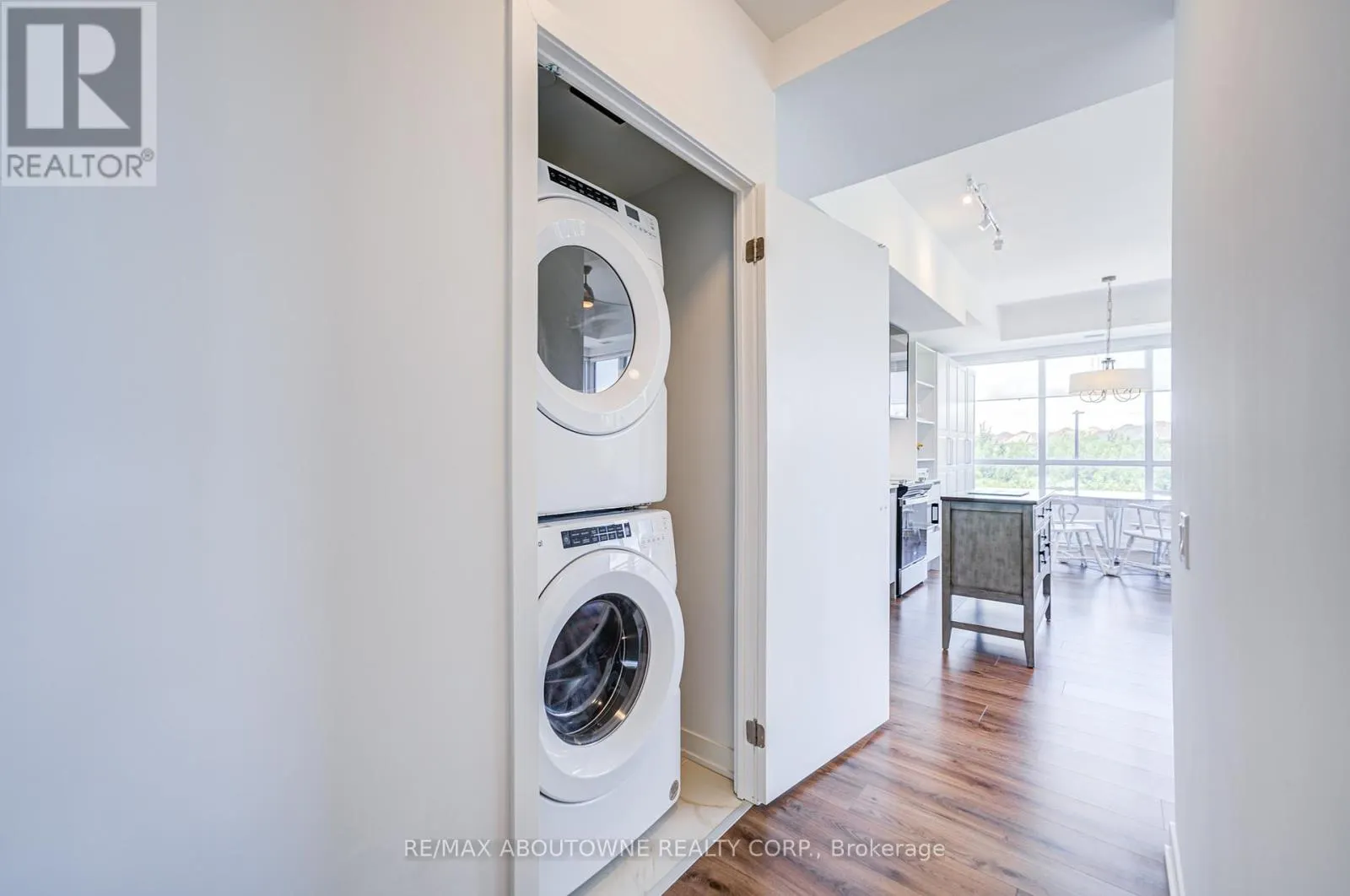 234 - 395 DUNDAS STREET W
