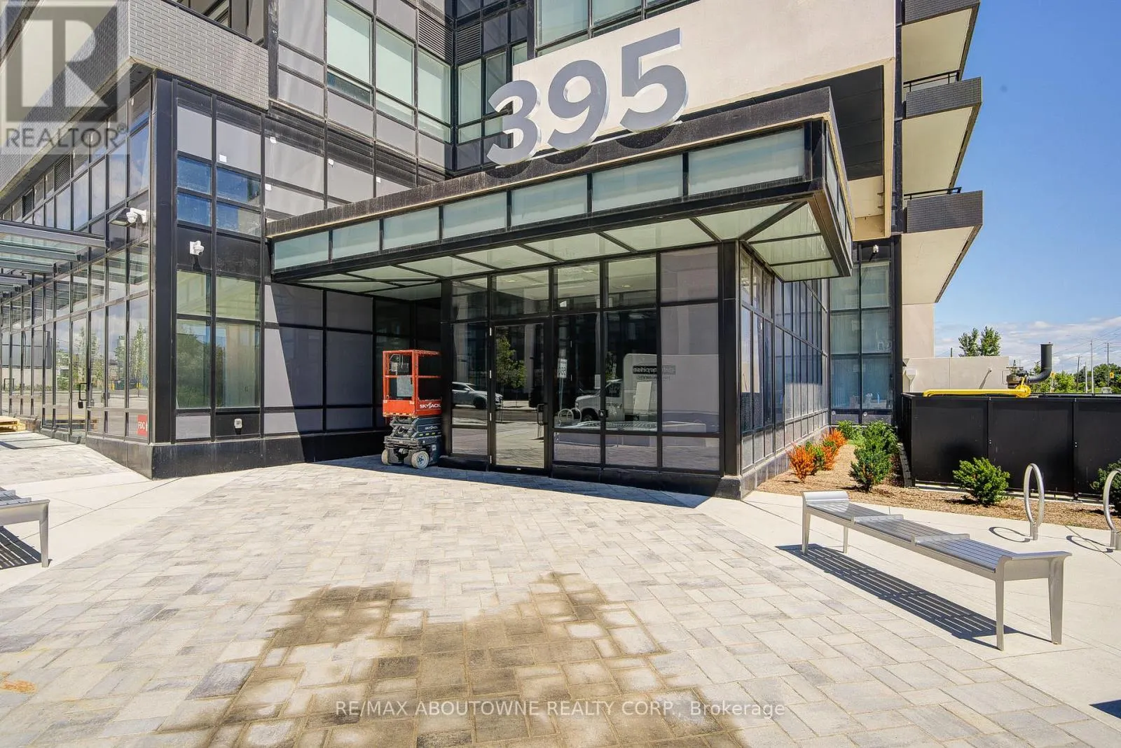 234 - 395 DUNDAS STREET W