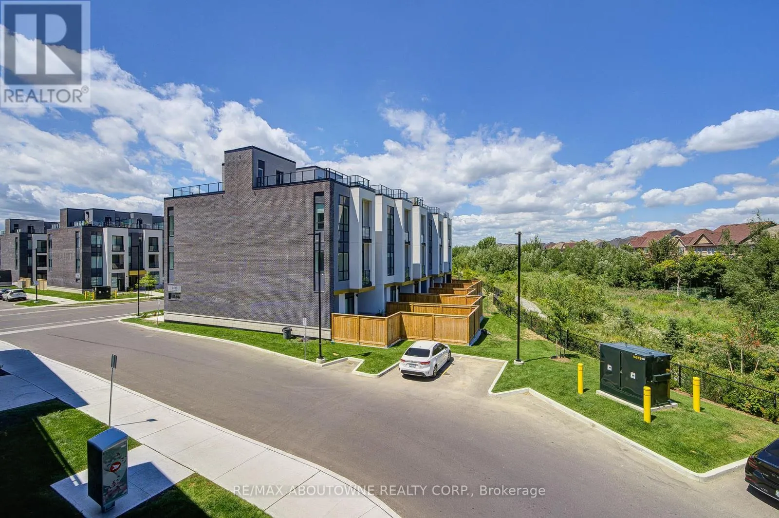234 - 395 DUNDAS STREET W