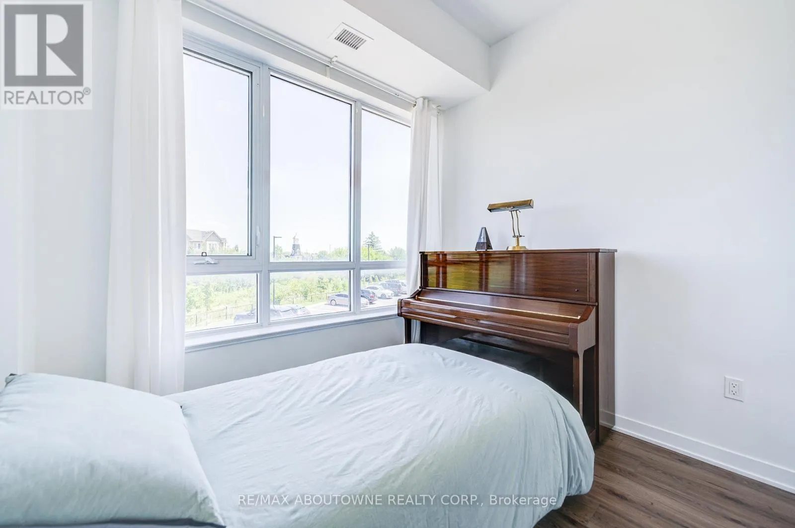 234 - 395 DUNDAS STREET W