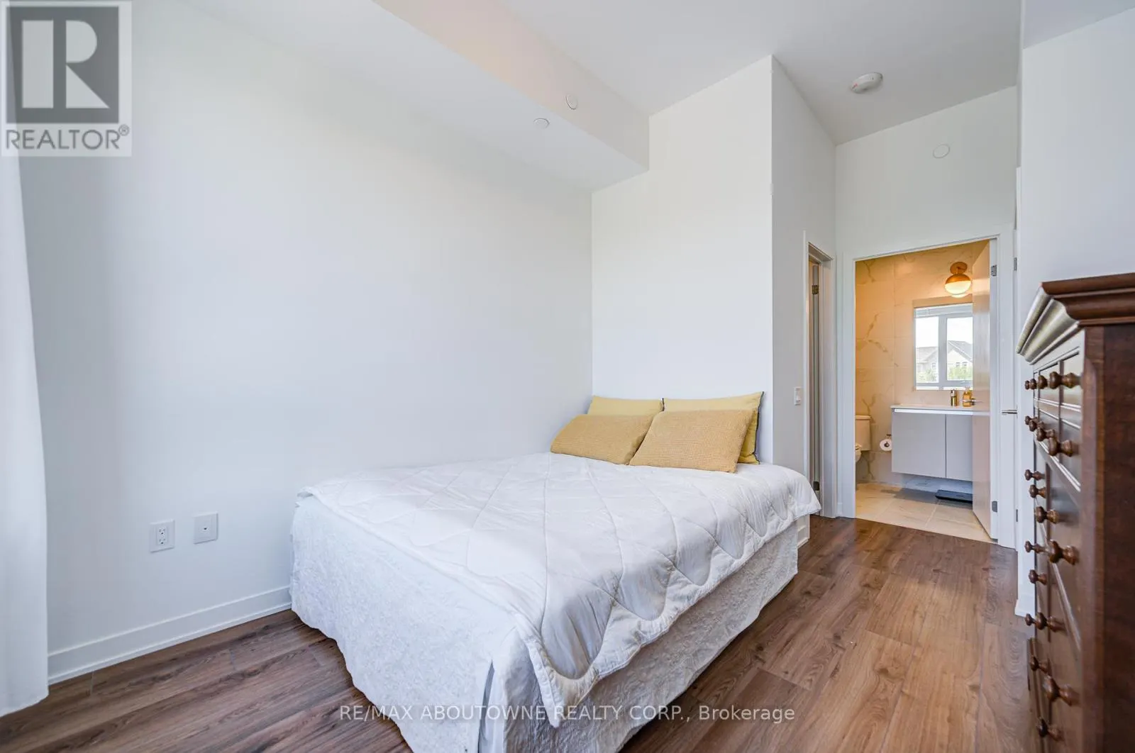234 - 395 DUNDAS STREET W