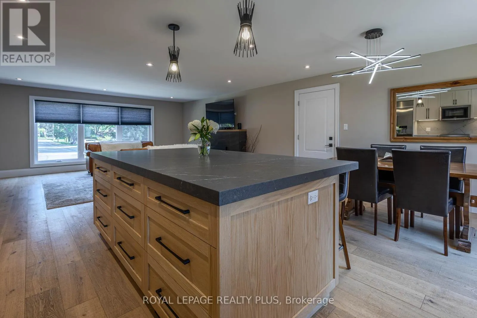 884 EAGLE DRIVE