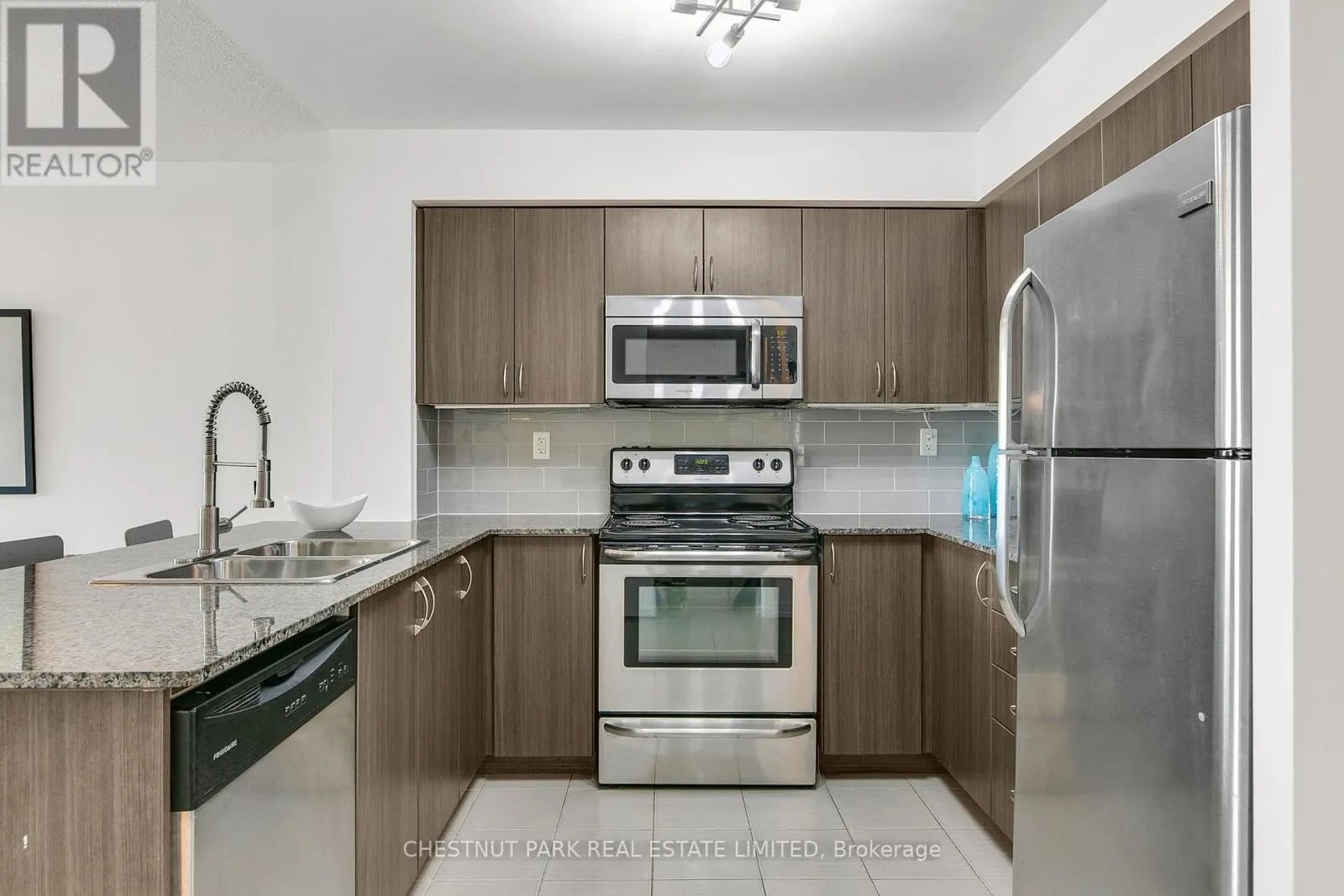 1008 - 816 LANSDOWNE AVENUE