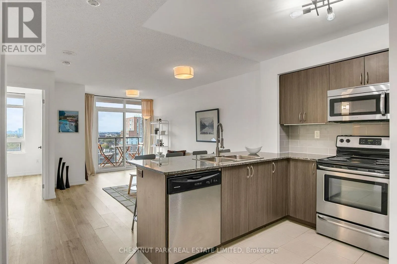 1008 - 816 LANSDOWNE AVENUE