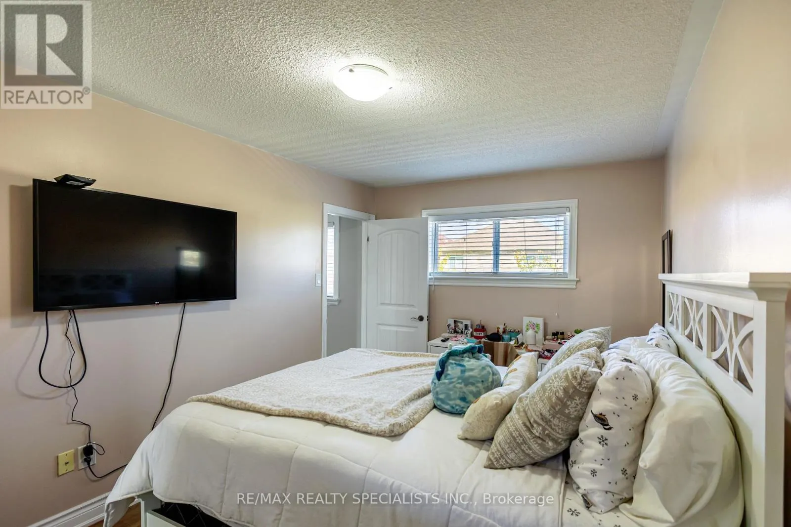 5449 ROCHELLE WAY