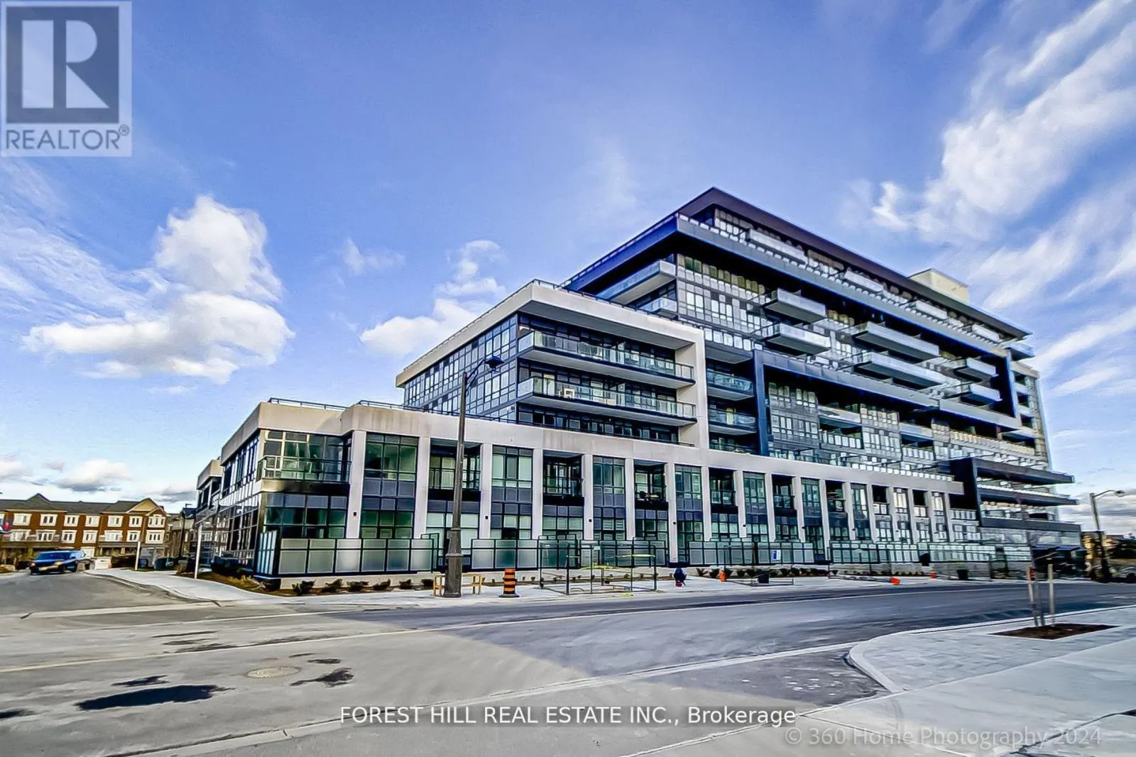 PH 16 - 395 DUNDAS STREET W