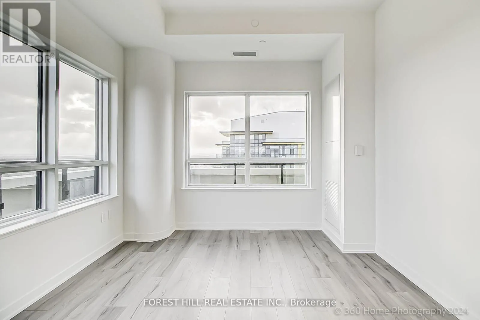 PH 16 - 395 DUNDAS STREET W