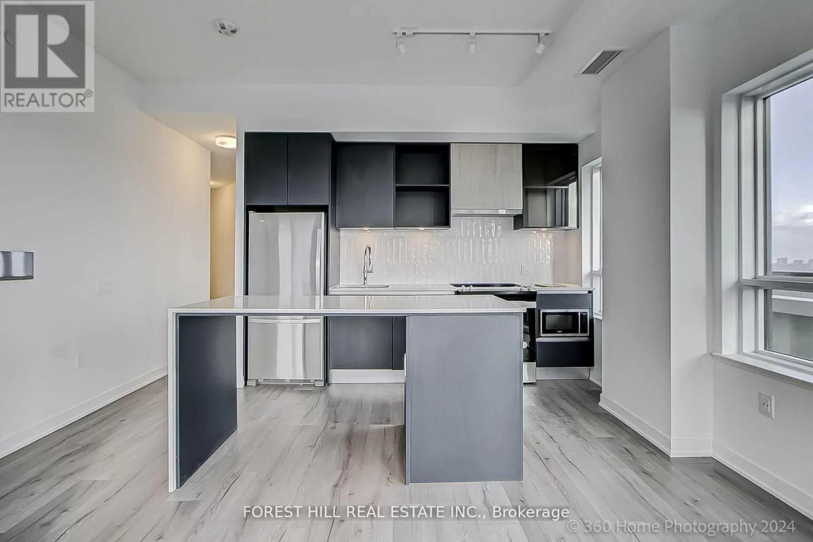 PH 16 - 395 DUNDAS STREET W