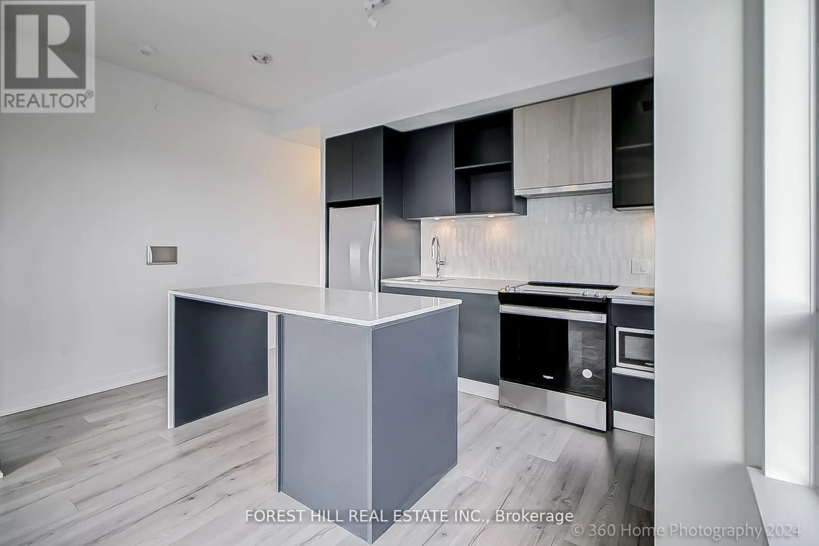 PH 16 - 395 DUNDAS STREET W