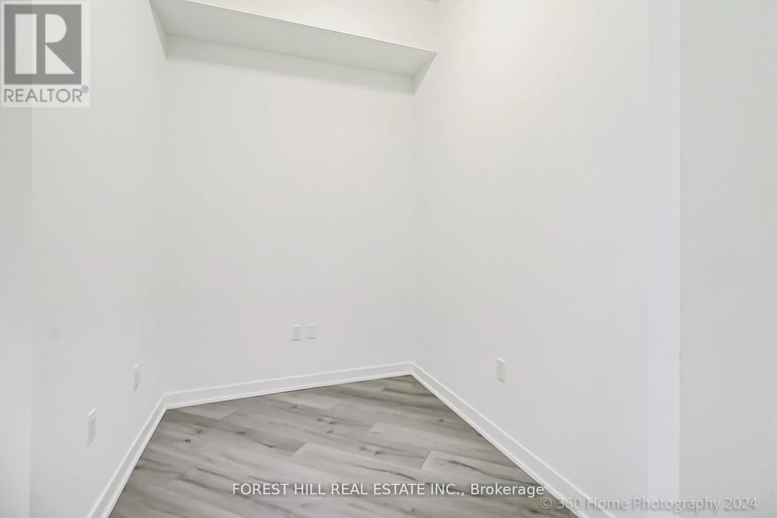 PH 16 - 395 DUNDAS STREET W