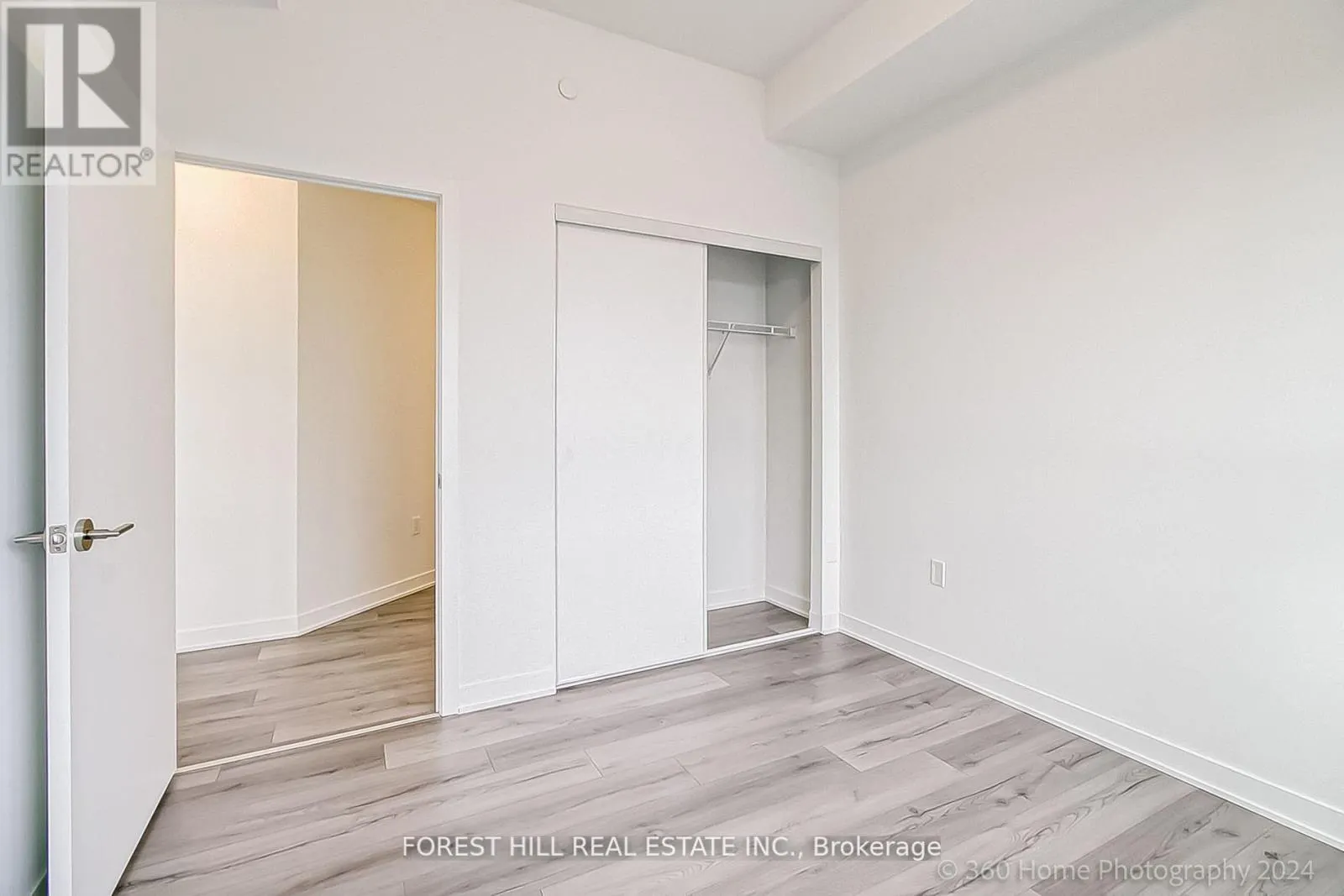 PH 16 - 395 DUNDAS STREET W