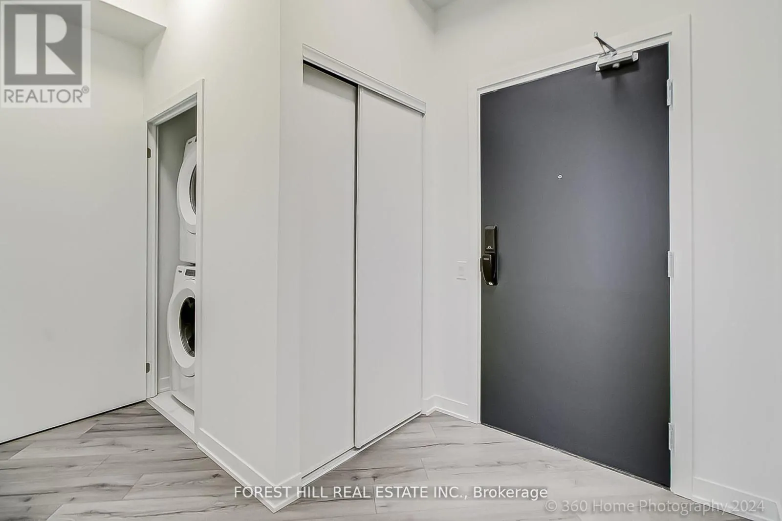 PH 16 - 395 DUNDAS STREET W