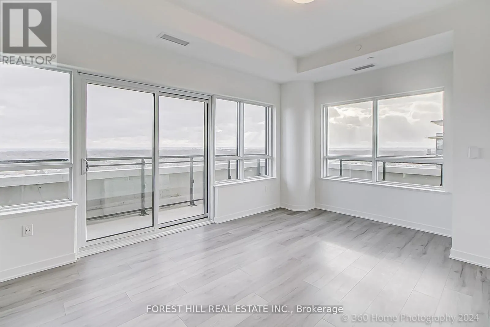 PH 16 - 395 DUNDAS STREET W