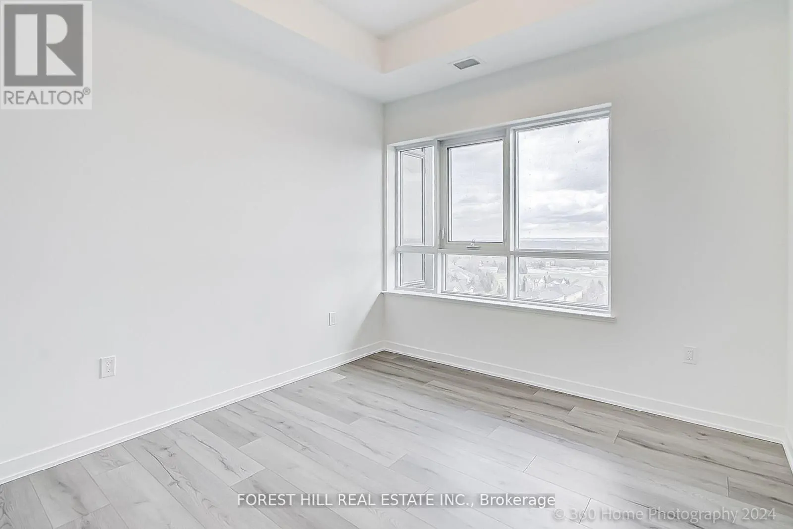 PH 16 - 395 DUNDAS STREET W