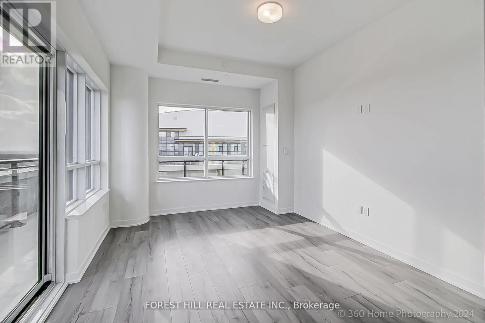 PH 16 - 395 DUNDAS STREET W
