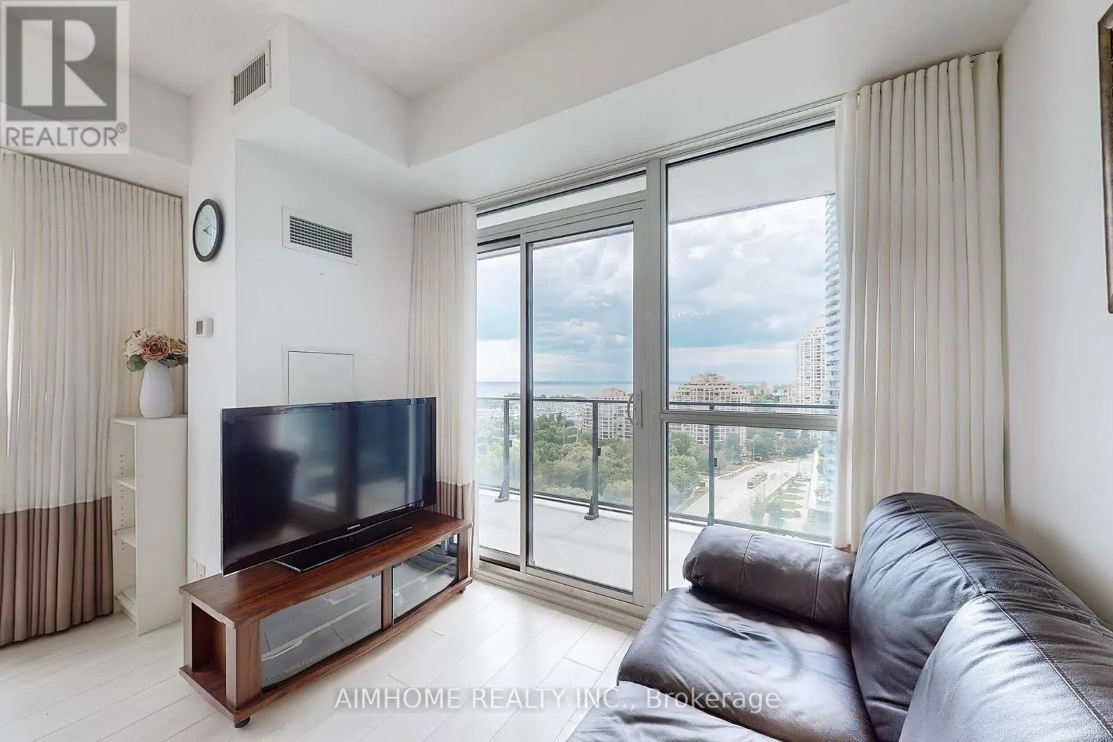 1901 - 2200 LAKE SHORE BOULEVARD W