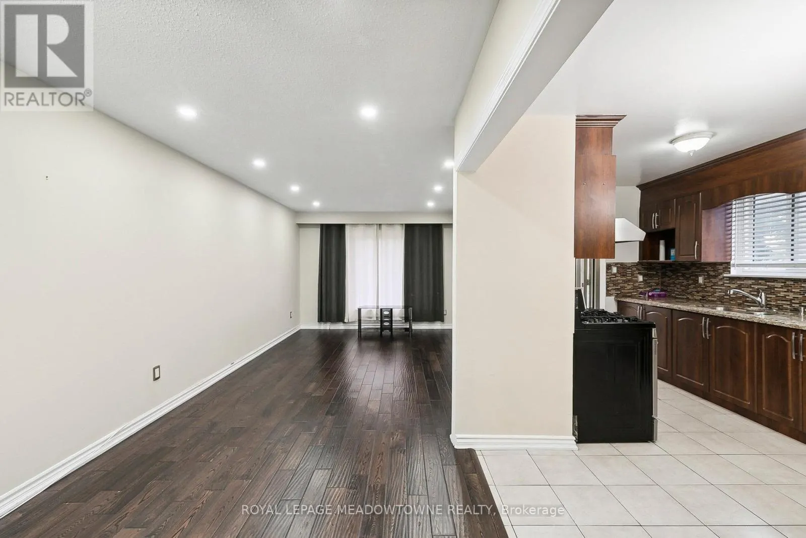 UPPER - 11 JUNIPER CRESCENT