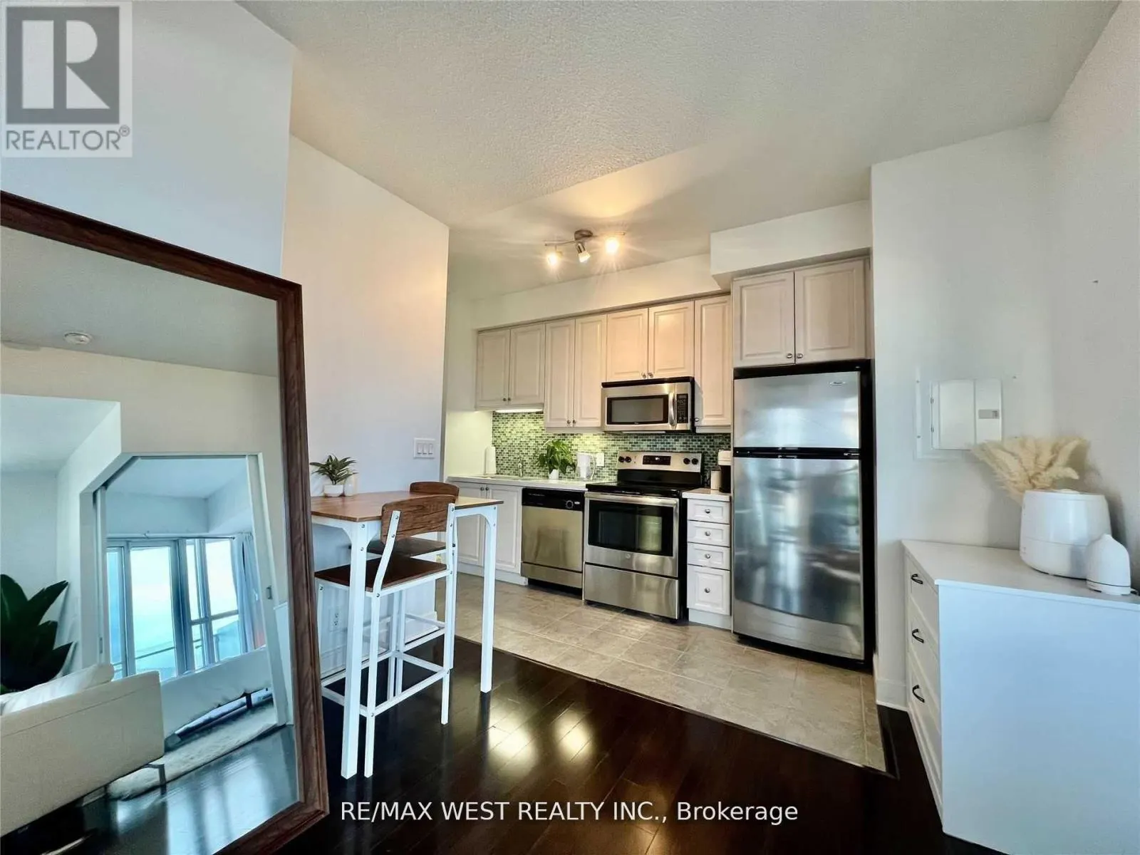 3904 - 50 ABSOLUTE AVENUE