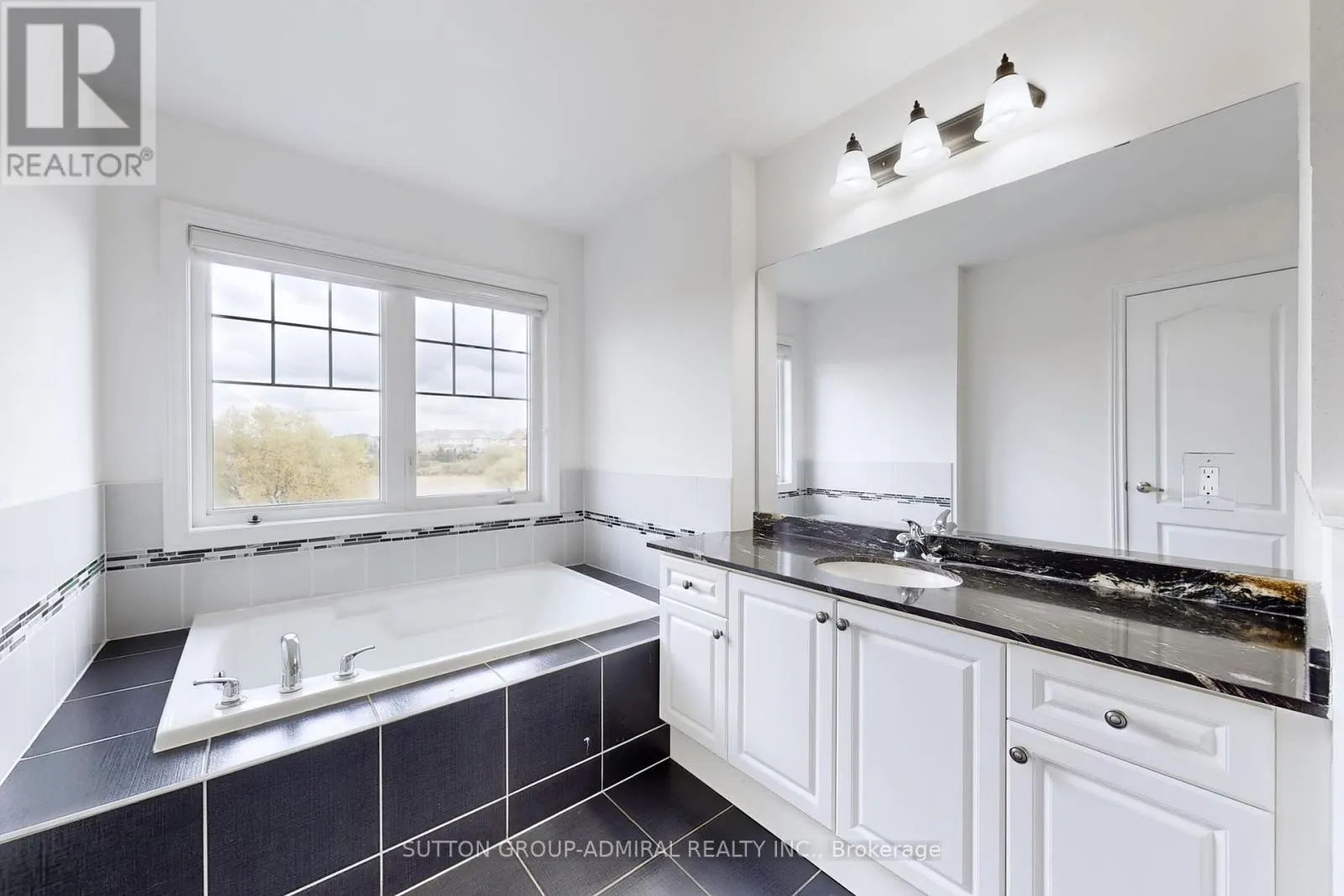 74 DAVENFIELD CIRCLE