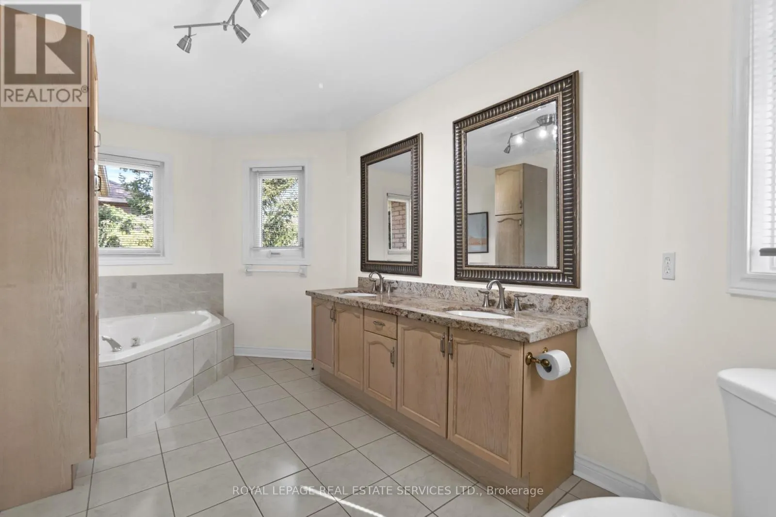 1074 BRADBURY CHASE