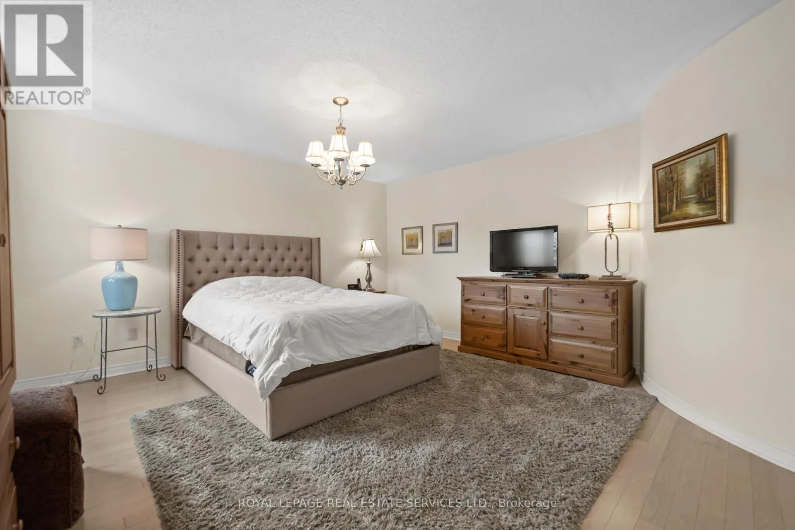 1074 BRADBURY CHASE