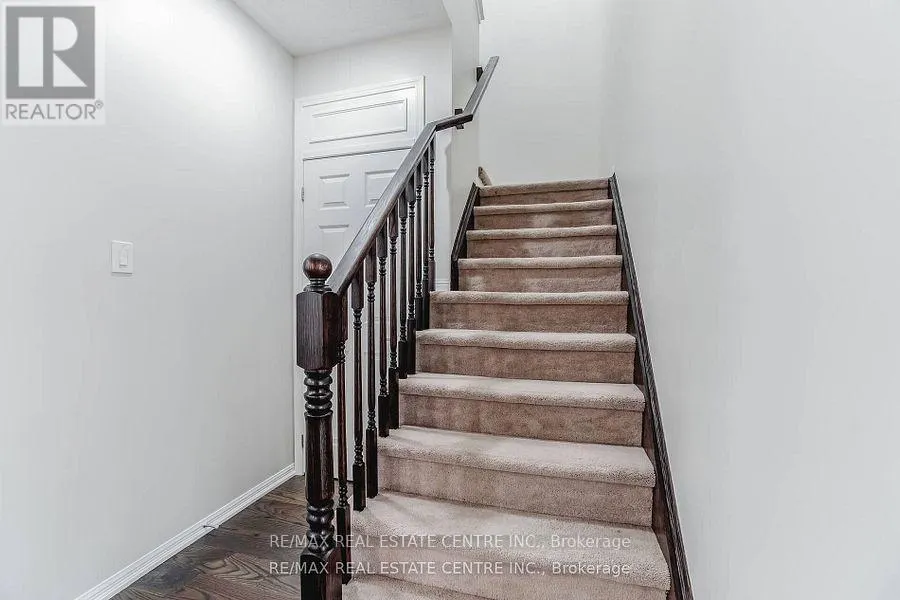 989 FARMSTEAD DRIVE
