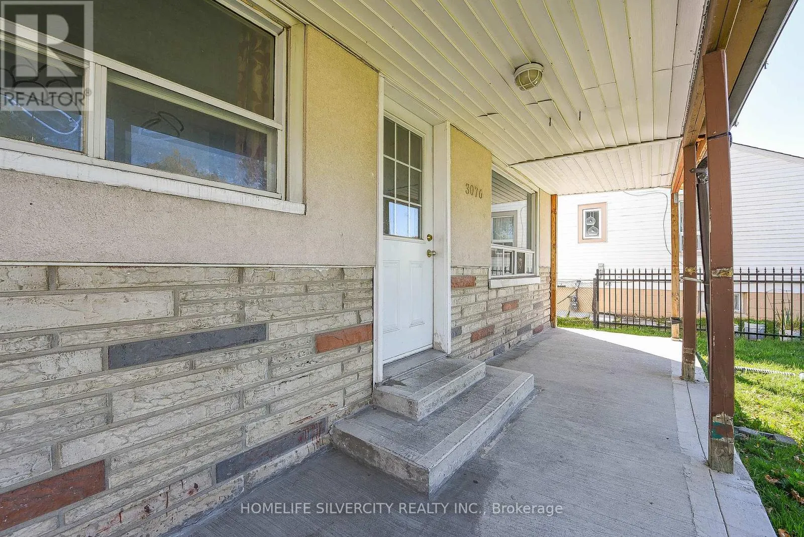 3076 CHURCHILL AVENUE