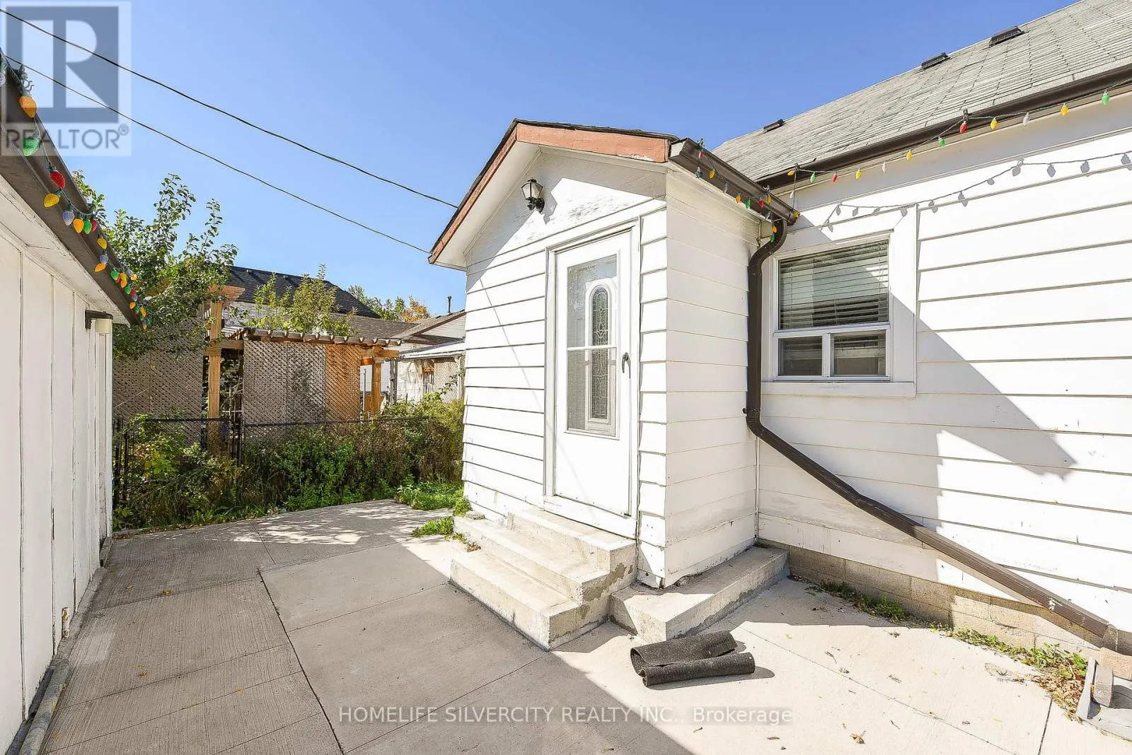 3076 CHURCHILL AVENUE