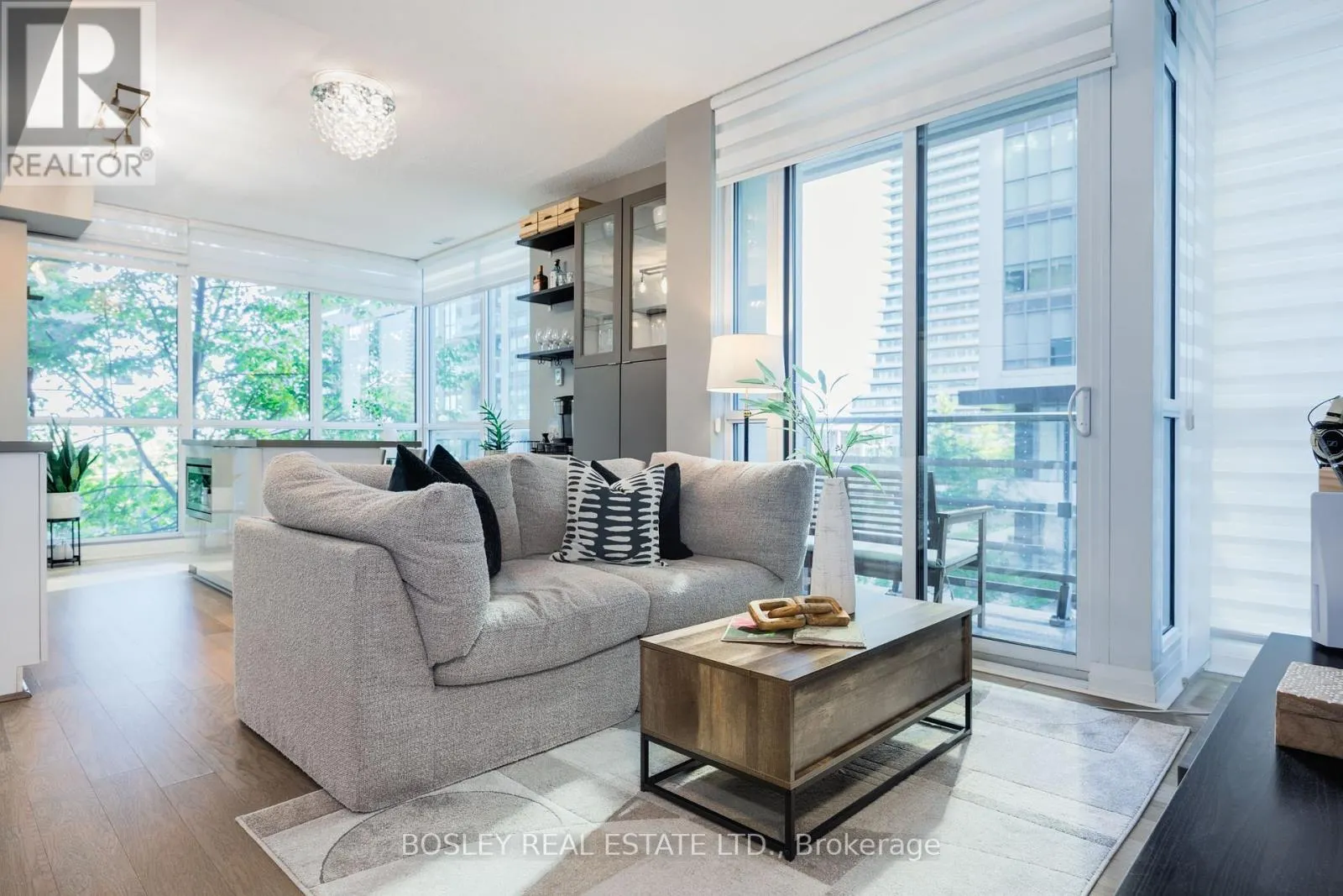 215 - 60 ANNIE CRAIG DRIVE