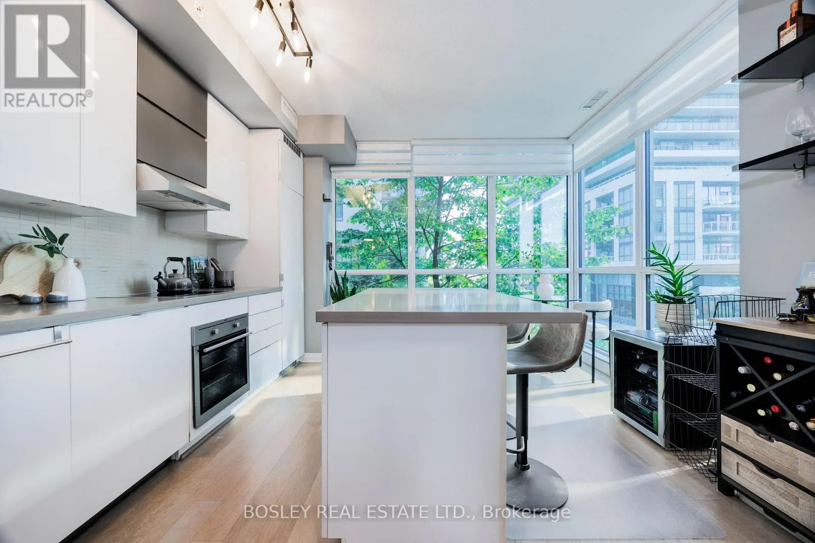 215 - 60 ANNIE CRAIG DRIVE