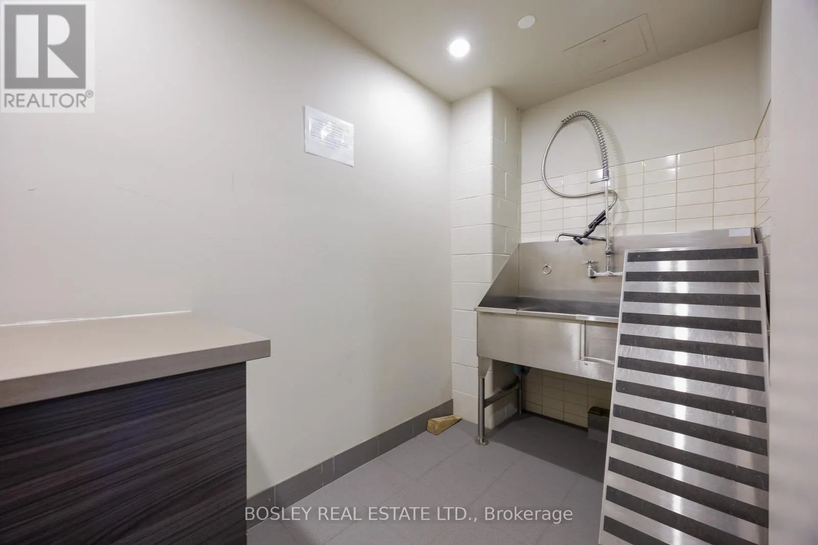 215 - 60 ANNIE CRAIG DRIVE